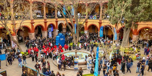Cientos de estudiantes exploran su futuro profesional en la Feria de las Carreras Universitarias de la UASLP