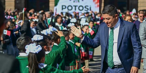 Ricardo Gallardo preside celebración por el Día de la Bandera
