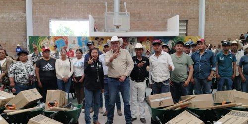 Ricardo Gallardo entrega apoyo a trabajadores del campo en Charcas