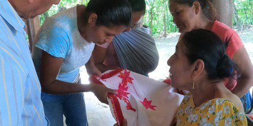 Estado impulsa rescate de saberes textiles en la huasteca