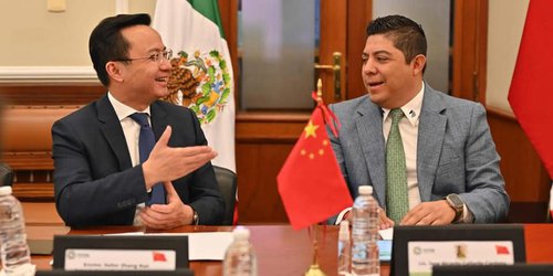 Fortalece Ricardo Gallardo relaciones de SL con el mundo