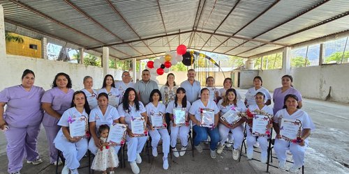 Entregan constancias a auxiliares de enfermería en Santa Catarina
