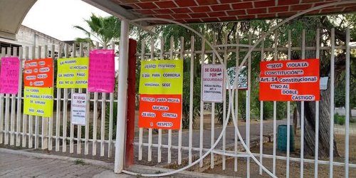 Padres de familia y exalumnos respaldan a maestra despedida en secundaria técnica 33