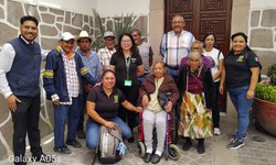 Benefician a habitantes de Lagunillas con entrega de aparatos auditivos