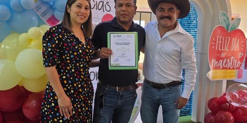 Reconocen a destacados docentes durante festejo del Día del Maestro en Santa Catarina