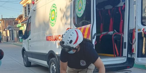 Choque entre motocicleta y bicicleta deja dos lesionados en Ciudad Fernández