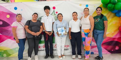 Invitan a Rosaura Ponce Tapia a ser madrina de graduación de alumnos del CAM Helen Keller