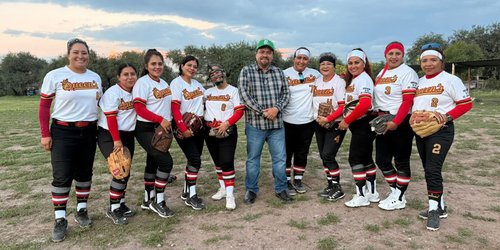 Atiende Rodolfo Loredo petición de equipo femenil de sóftbol en Los Llanitos