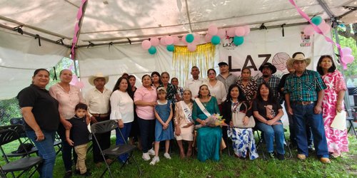 Coronan a reina del grupo INAPAM “Jardines del Bosque” en la comunidad de El Mosco