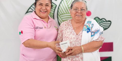 Entrega DIF de Ciudad Fernández aparato auditivo a vecina de Cruz del Mezquite