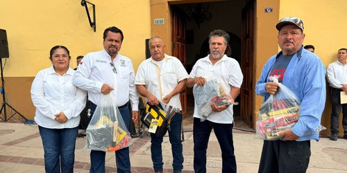 Entregan herramientas, árboles y presentan nuevo uniforme de Protección Civil en Honores a la Bandera