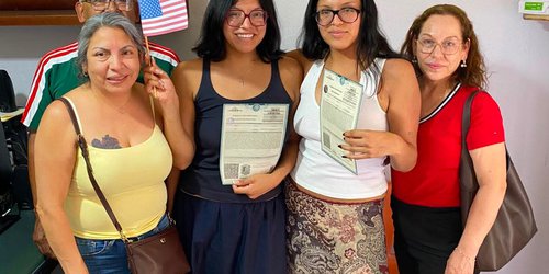Gemelas estadounidenses obtienen la doble nacionalidad en Lagunillas