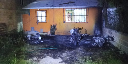 Queman tres motocicletas en la colonia Los Pinos; autoridades investigan