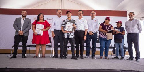 Entregan escrituras a familias de Viviendas del Bienestar en NL