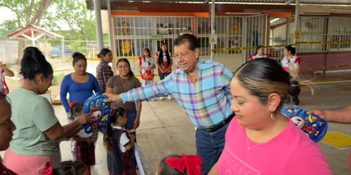 Oscar Bautista entrega apoyos y atiende necesidades de escuelas en San José del Tapanco