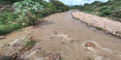 Lluvias elevan riesgo en Rioverde; autoridades advierten no cruzar vados, ríos ni calles inundadas