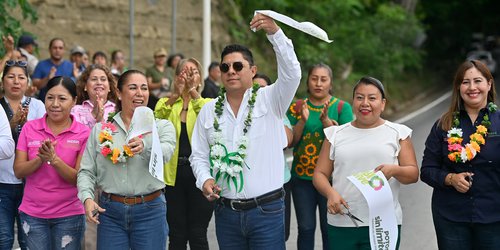 Gobernador entrega obra carretera en Axtla