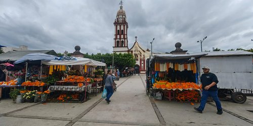 Instalan puestos por Día de Muertos en Rioverde