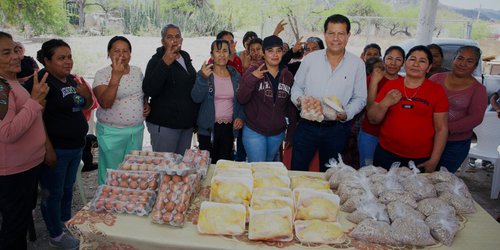 Huevo, pollo y frijol lleva Oscar Bautista a familias, y celebra Día del Niño en Guadalcázar