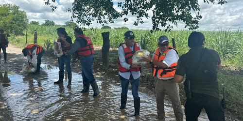 Alimentos y comida entregaron a familias afectadas por lluvias