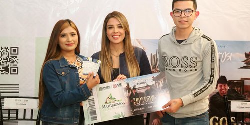 DIF estatal entrega regalos a parejas de matrimonios colectivos