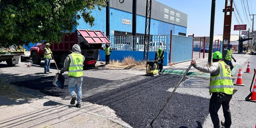 Ruth González apoya con cuadrillas de bacheo en colonias de la Capital