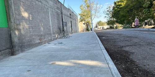 Guarniciones, banquetas y alumbrado construyen en prolongación de calle Juárez