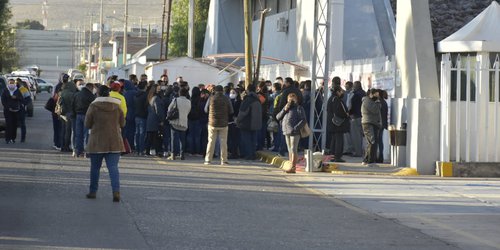 Maestros de telesecundaria bloquean la SEGE