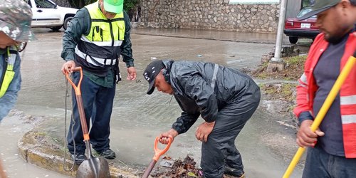 Cierran paso vehicular hacia puente de la colonia Juárez por lluvias