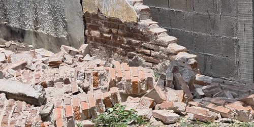Escuela Primaria Benito Juárez de Cárdenas solicita intervención urgente para rehabilitar áreas de riesgo