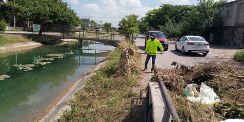 Basura vuelve a invadir el canal de La Media Luna; analizan sanciones para quienes contaminen