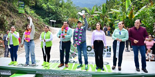 Ricardo Gallardo entregó el camino Retroceso-Guaxcuaco en Tamazunchale
