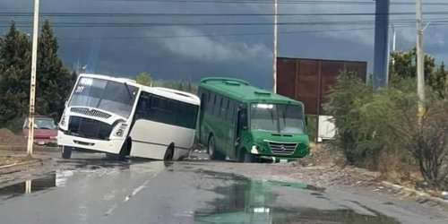 Tras lluvias se abren socavones y caen camiones en eje de la Zona Industrial