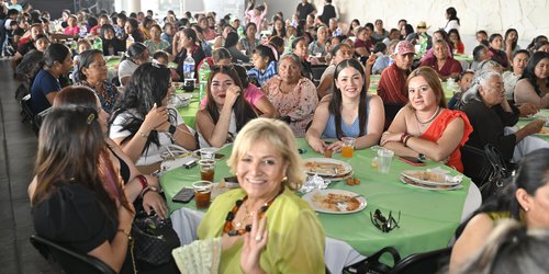 El Gobernador del Estado celebra a las madres, y les garantiza apoyo alimentario en Mexquitic de Carmona