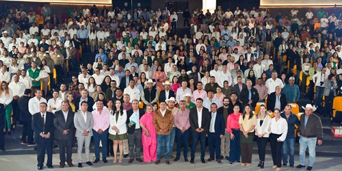 Ricardo Gallardo entregó certificaciones a funcionarios municipales