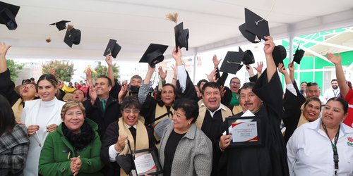 DIF Estatal entrega certificaciones a personas adultas mayores