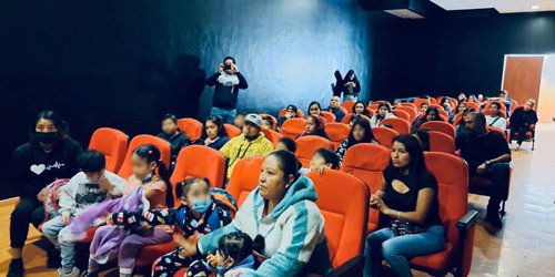 Llevan al cine a niñez de pueblos originarios