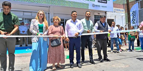 Ricardo Gallardo entrega clínica rosa en el barrio de Tlaxcala