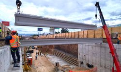 Montaje de trabes acelera la construcción de nuevo paso a desnivel