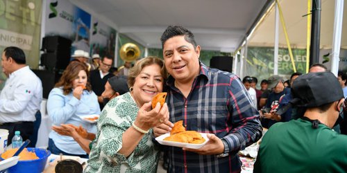 Convive Ricardo Gallardo con Soledenses en el Día de la Garnacha en la FENAPO
