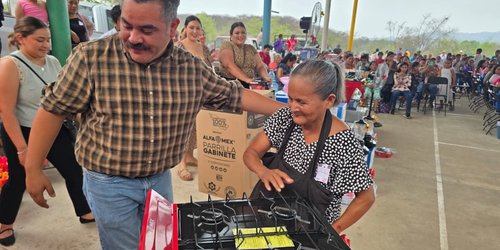 Celebran a las madres de familia de El Coco con música, regalos y convivencia