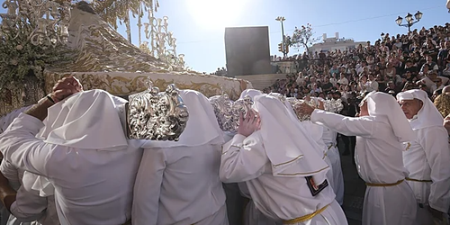 La tribuna que eleva a la Virgen del Rocío al cielo