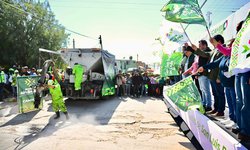 Ricardo Gallardo enchula la colonia "El Sauzalito"