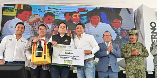 Ricardo Gallardo entrega más equipo a Protección Civil