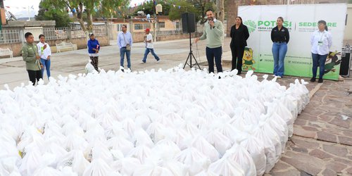 Entrega SEDESORE becas alimentarias a favor de las y los potosinos
