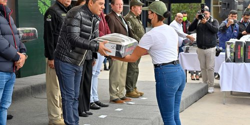 Gobernador entrega uniformes a primera generación de la Guardia Civil