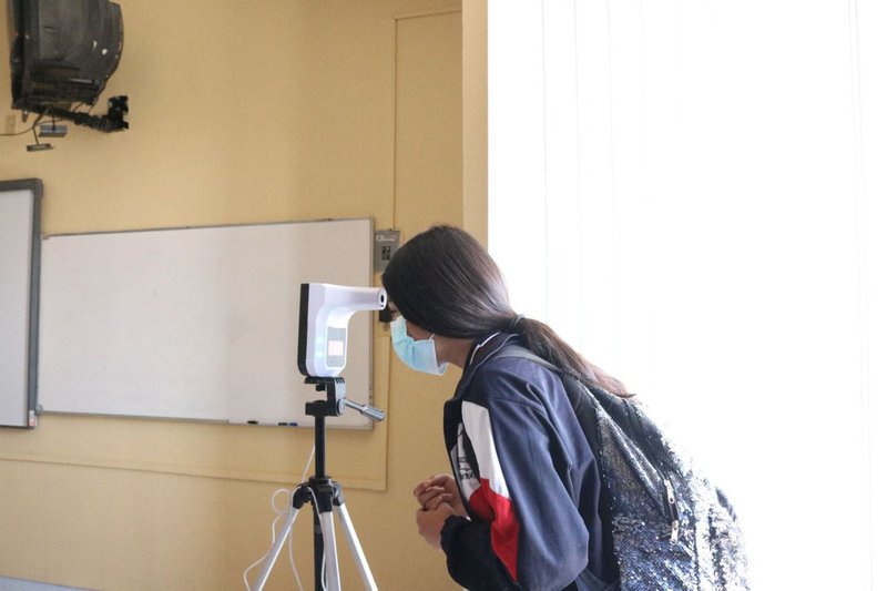 estudiante_chequeo_tempratura.jpeg