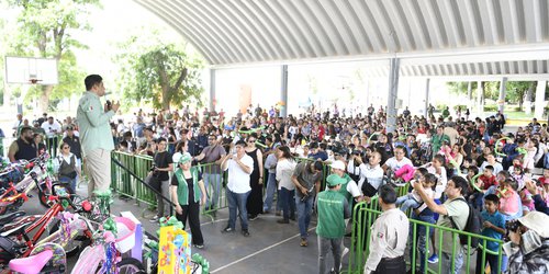 Ricardo Gallardo festeja a niñez de Matehuala e inicia pavimentación de avenida