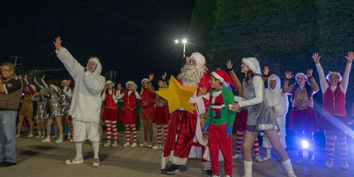 Familias disfrutan de festival navideño en la FENAPO