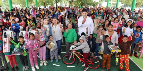 En Tanquián de Escobedo, niñas y niños reciben la magia de la navidad
